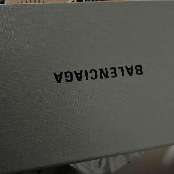 BALENCIAGA SIZE 10 COMES WITH BOX & DUST BAG - Picture 4 of 4